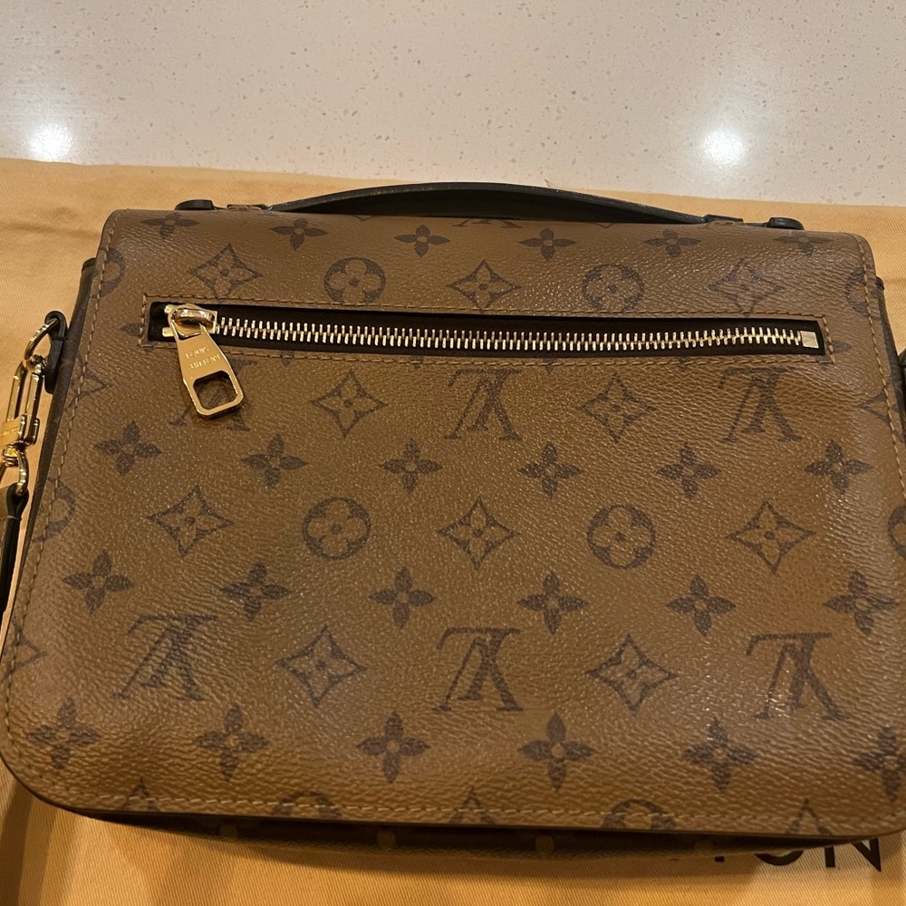 Lv crossbody with strap - Picture 4 of 6